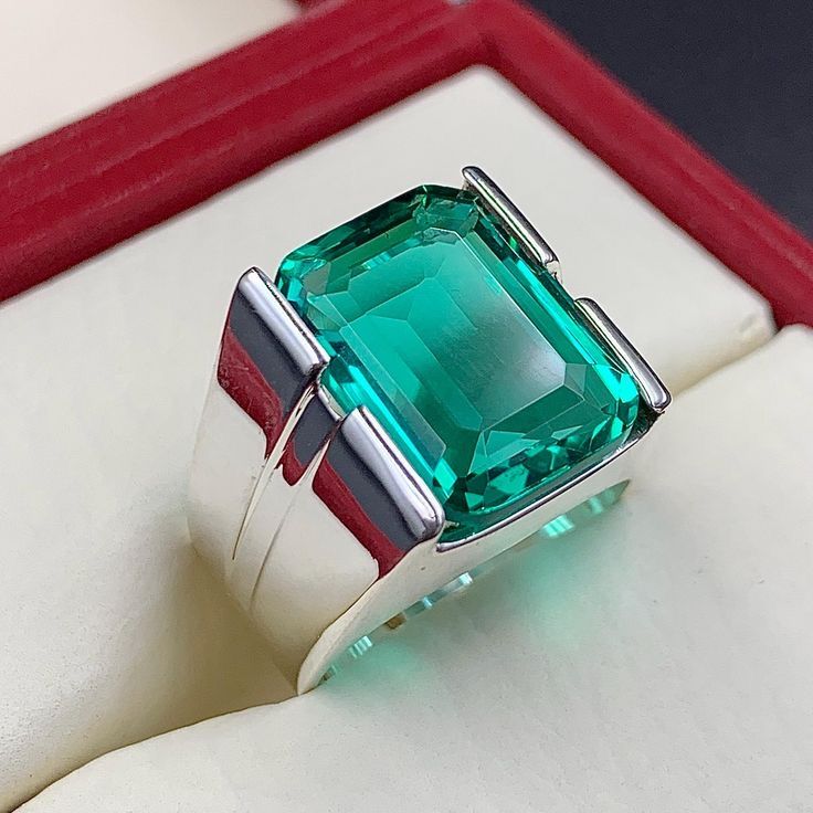 Luxury Platinum Ring with Colombian Emerald Stone