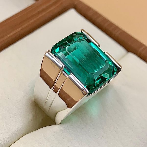Luxury Platinum Ring with Colombian Emerald Stone